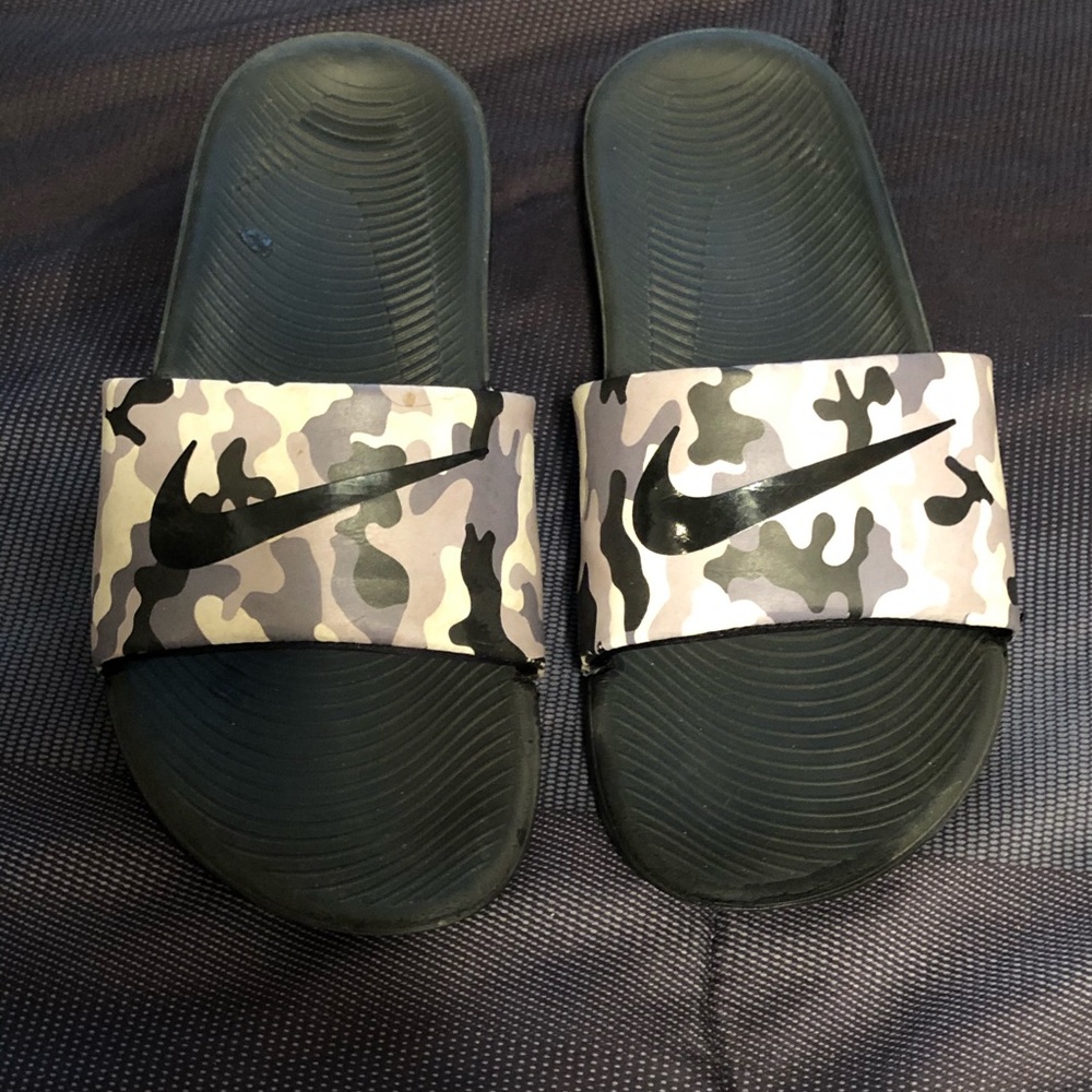 Boys Nike slides